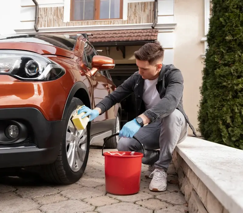 Lavage auto à domicile Ozenx-Montestrucq : professionnel intervenant sur un véhicule